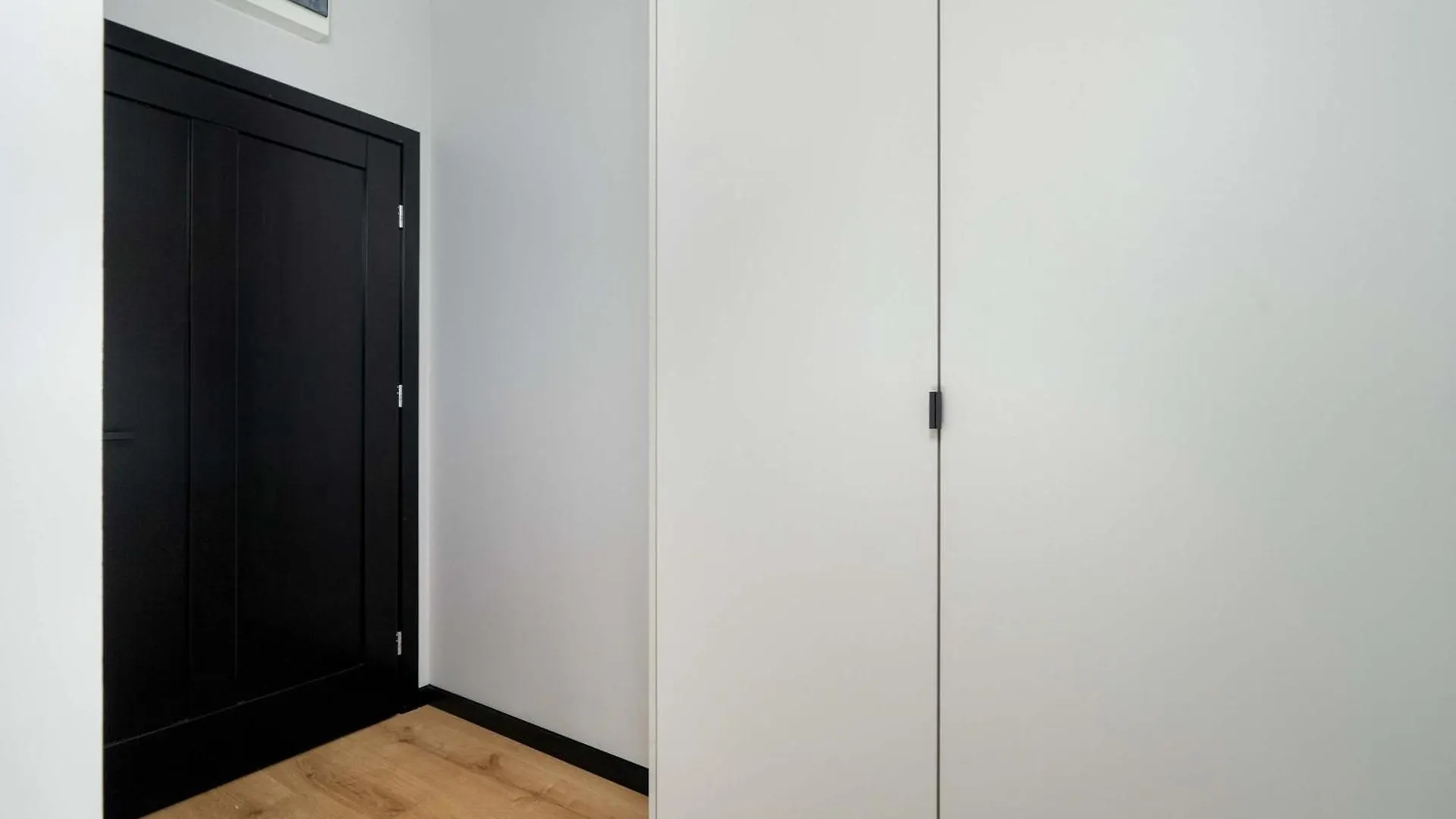 Modern Apartment Desk & Bedroom By Noclegi Renters بوزنان