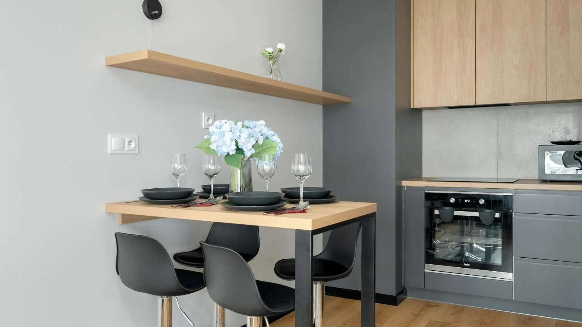 Modern Apartment Desk & Bedroom By Noclegi Renters بوزنان
