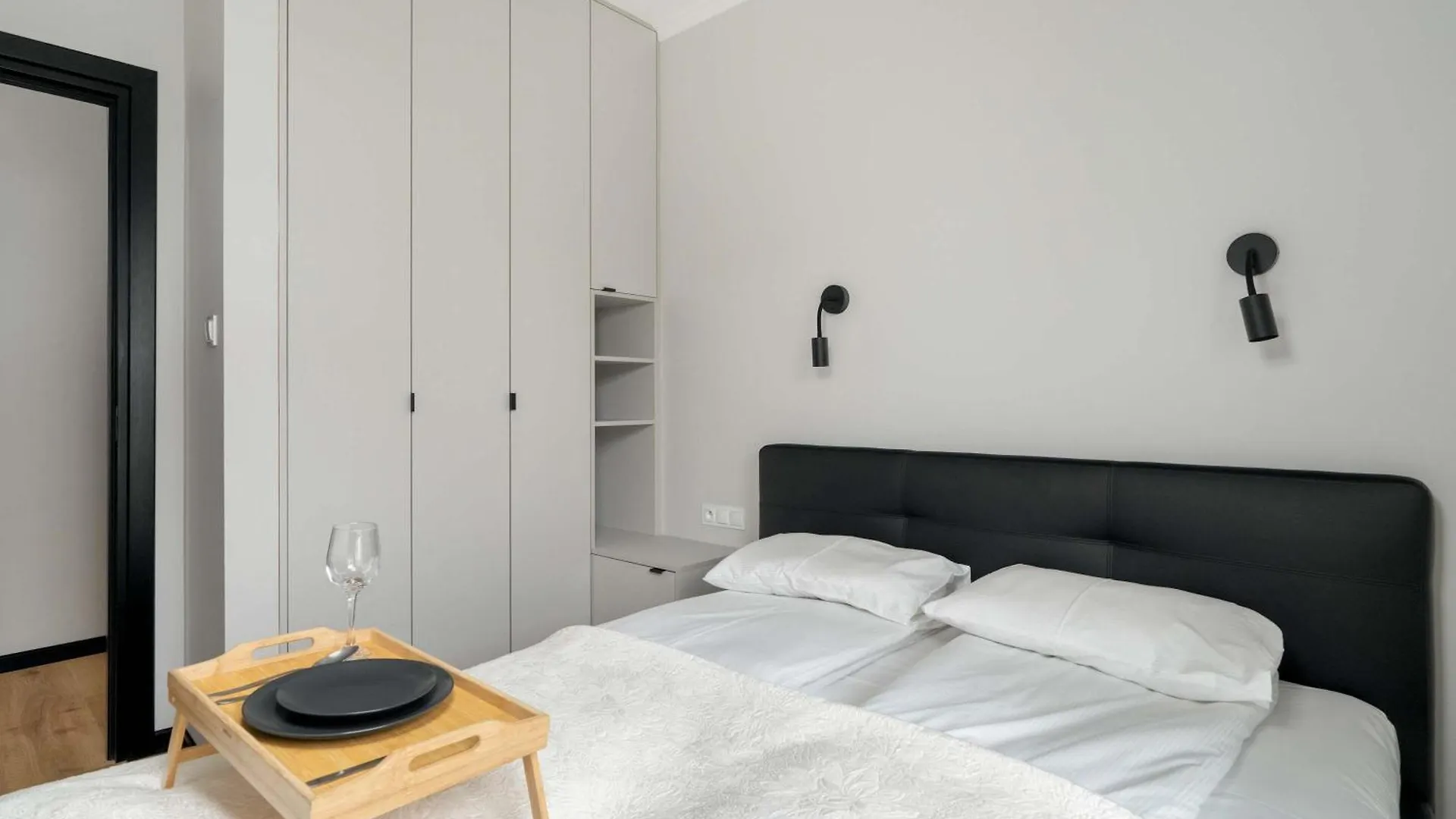 Modern Apartment Desk & Bedroom By Noclegi Renters بوزنان
