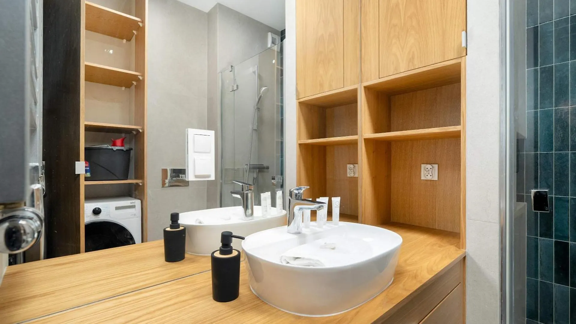 Modern Apartment Desk & Bedroom By Noclegi Renters بوزنان
