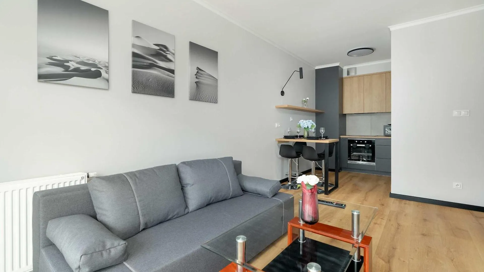 Modern Apartment Desk & Bedroom By Noclegi Renters بوزنان بولندا